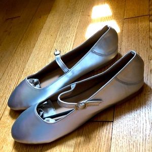 beautiful holographic silver dress shoes
